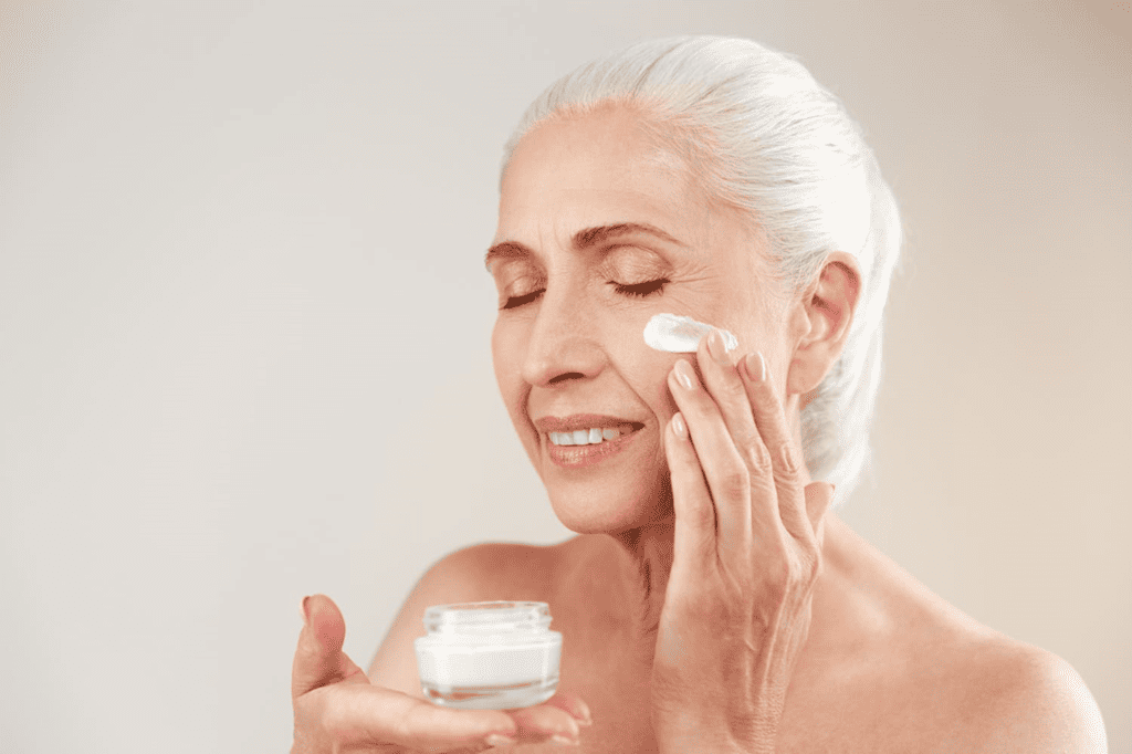 Come  mantenere una pelle giovane e sana  durante la menopausa ? si devono scegliere cosmetici formulati per le pelli mature