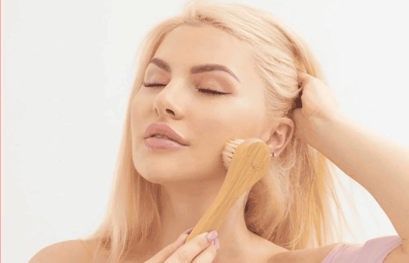 donna che effettua il dry brush